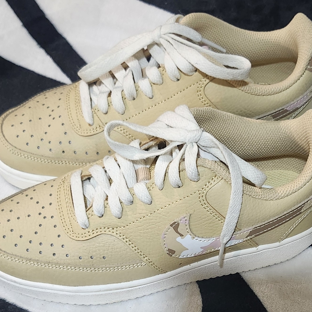NIKE Very Gently Used Women's Court Vision Sneakers🤎